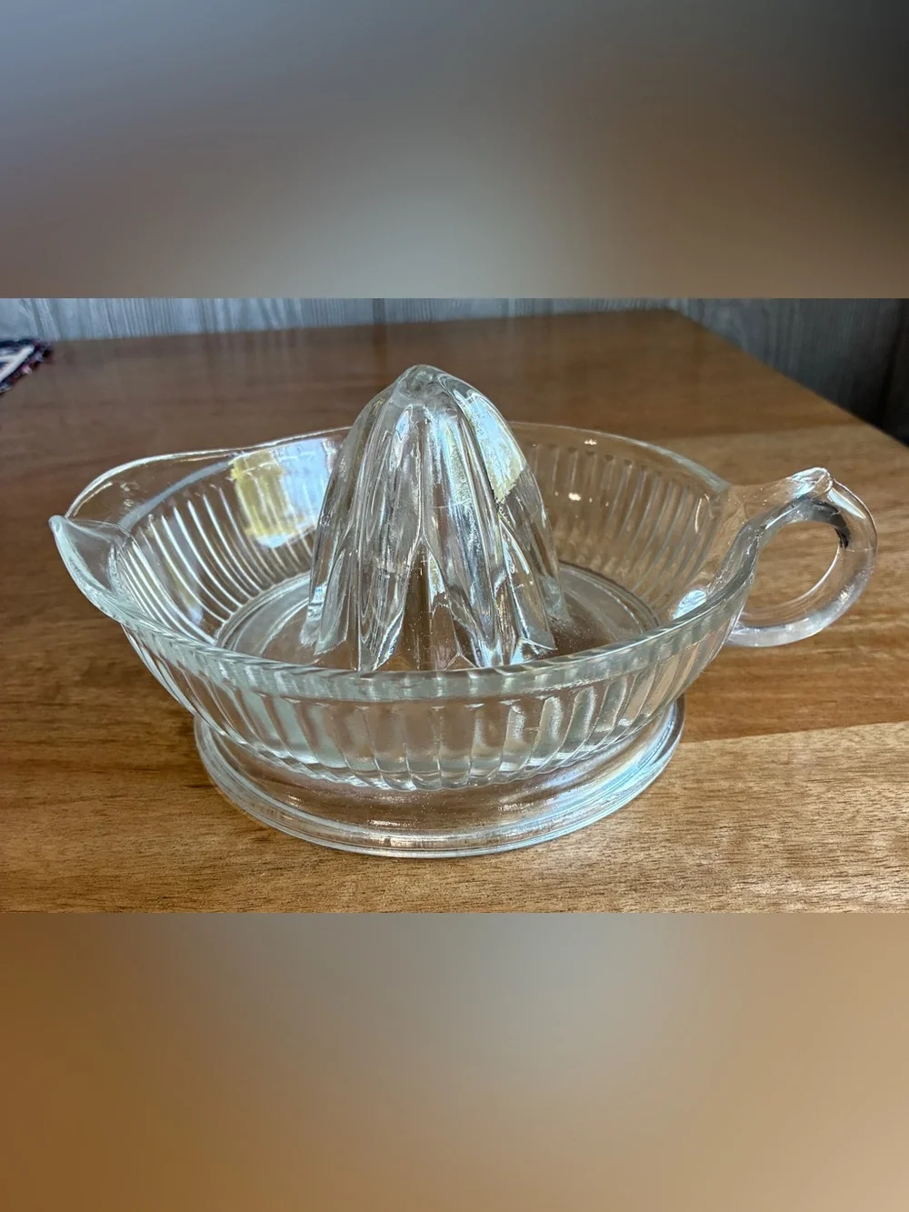 Clear Glass Citrus Juicer and Bowl - Classic Manual Reamer 8”
